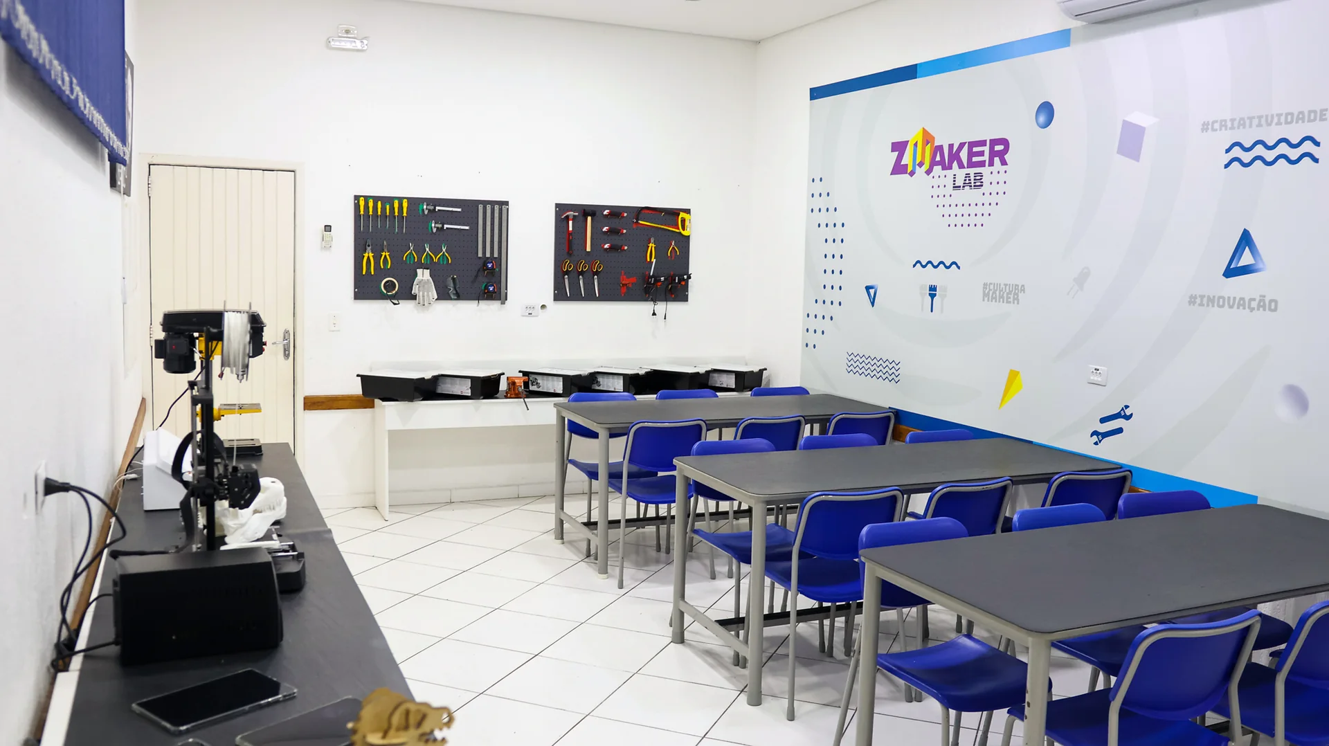 Maker Lab com equipamentos, ferramentas e bancadas
