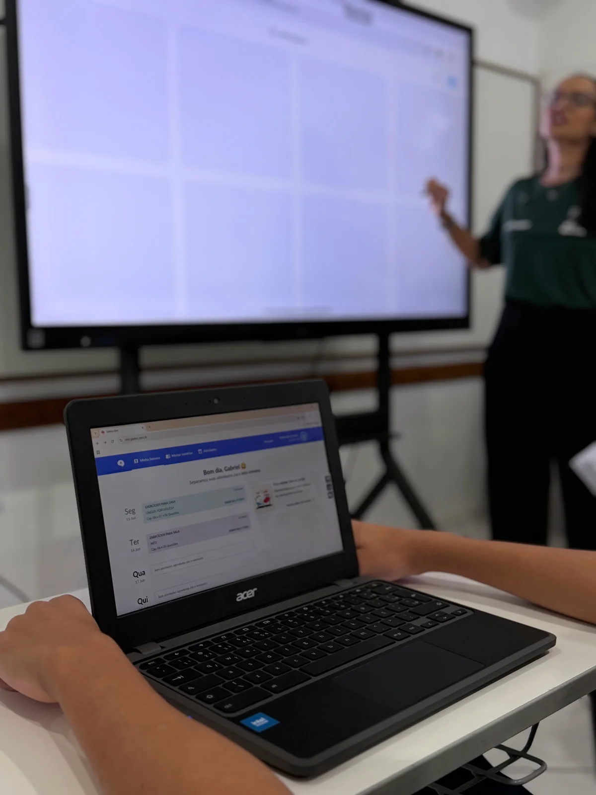Notebook e apresentação durante uma aula