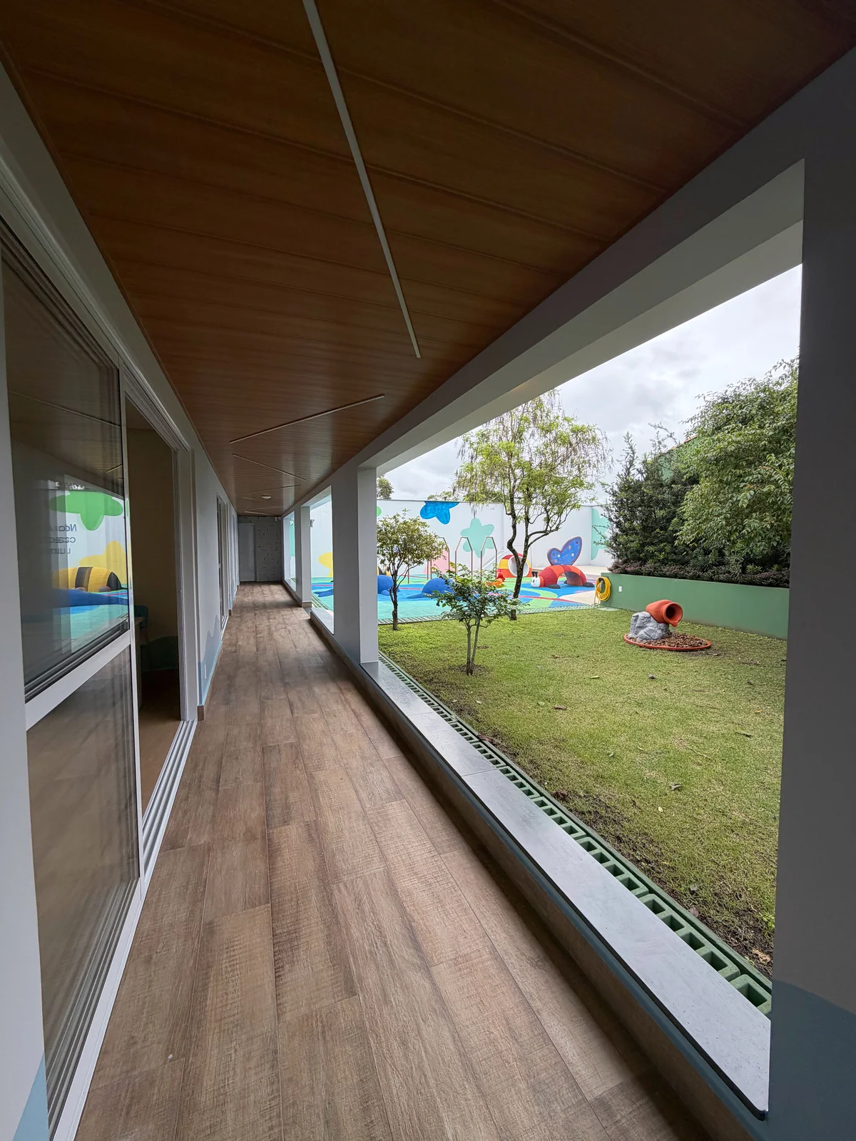 Corredor coberto com vista para o playground