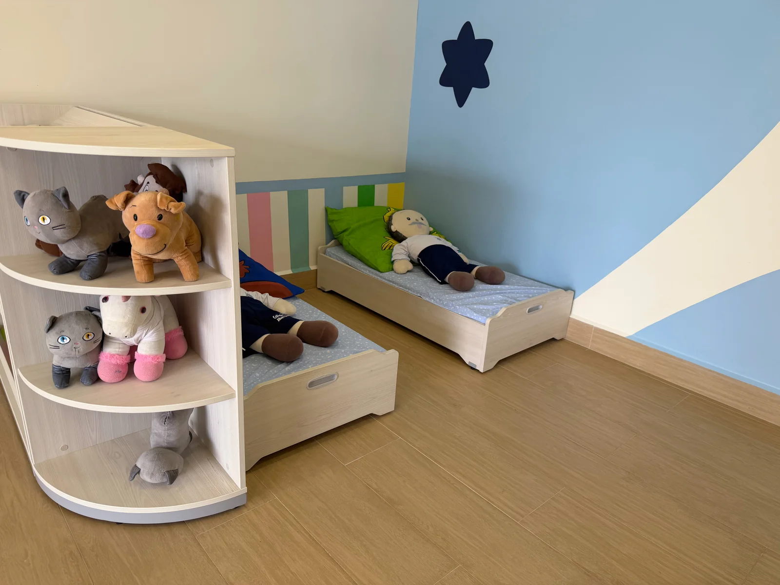 Cantinho de leitura e brinquedos da sala infantil