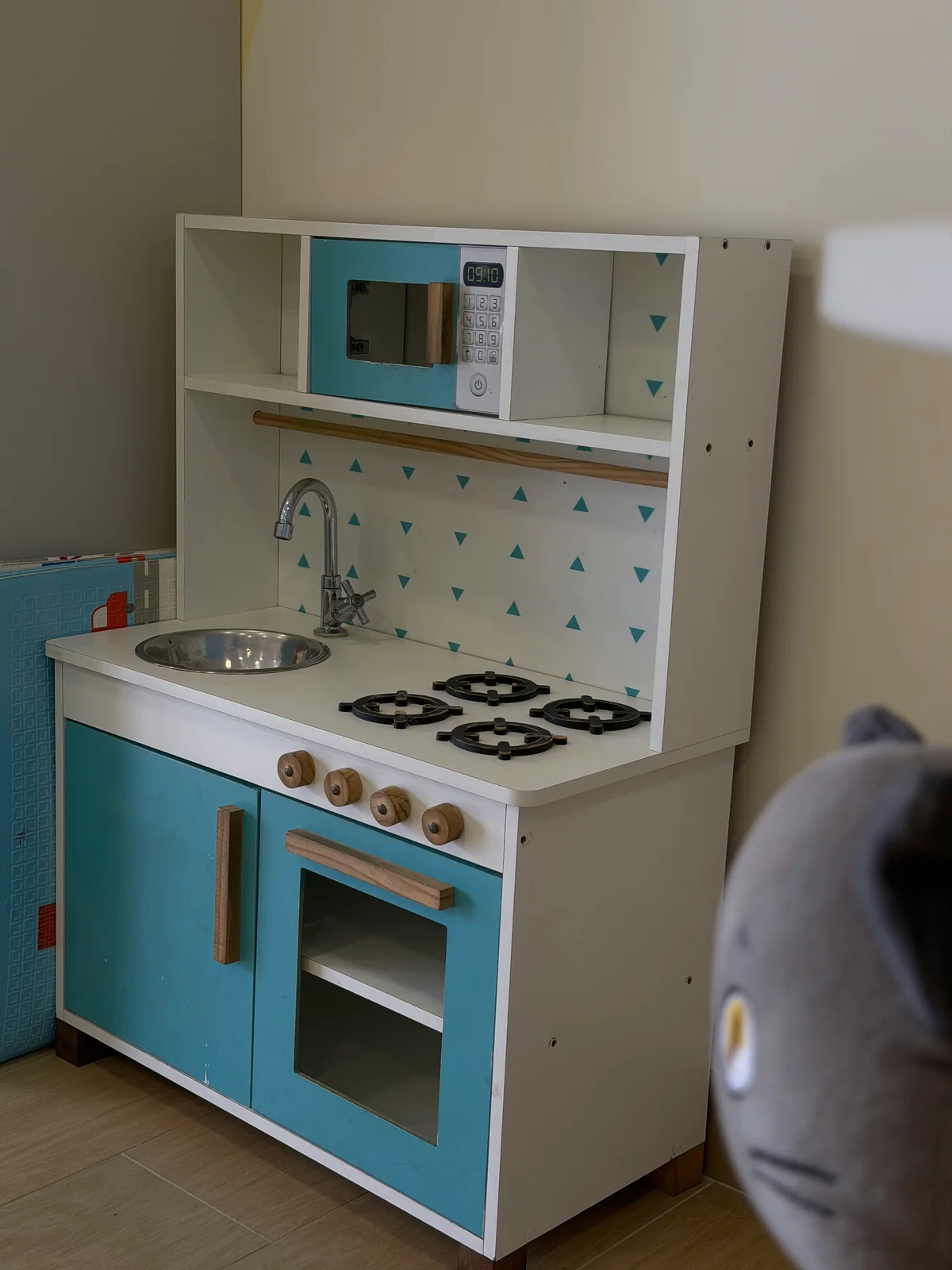 Cozinha de brinquedo para atividades infantis