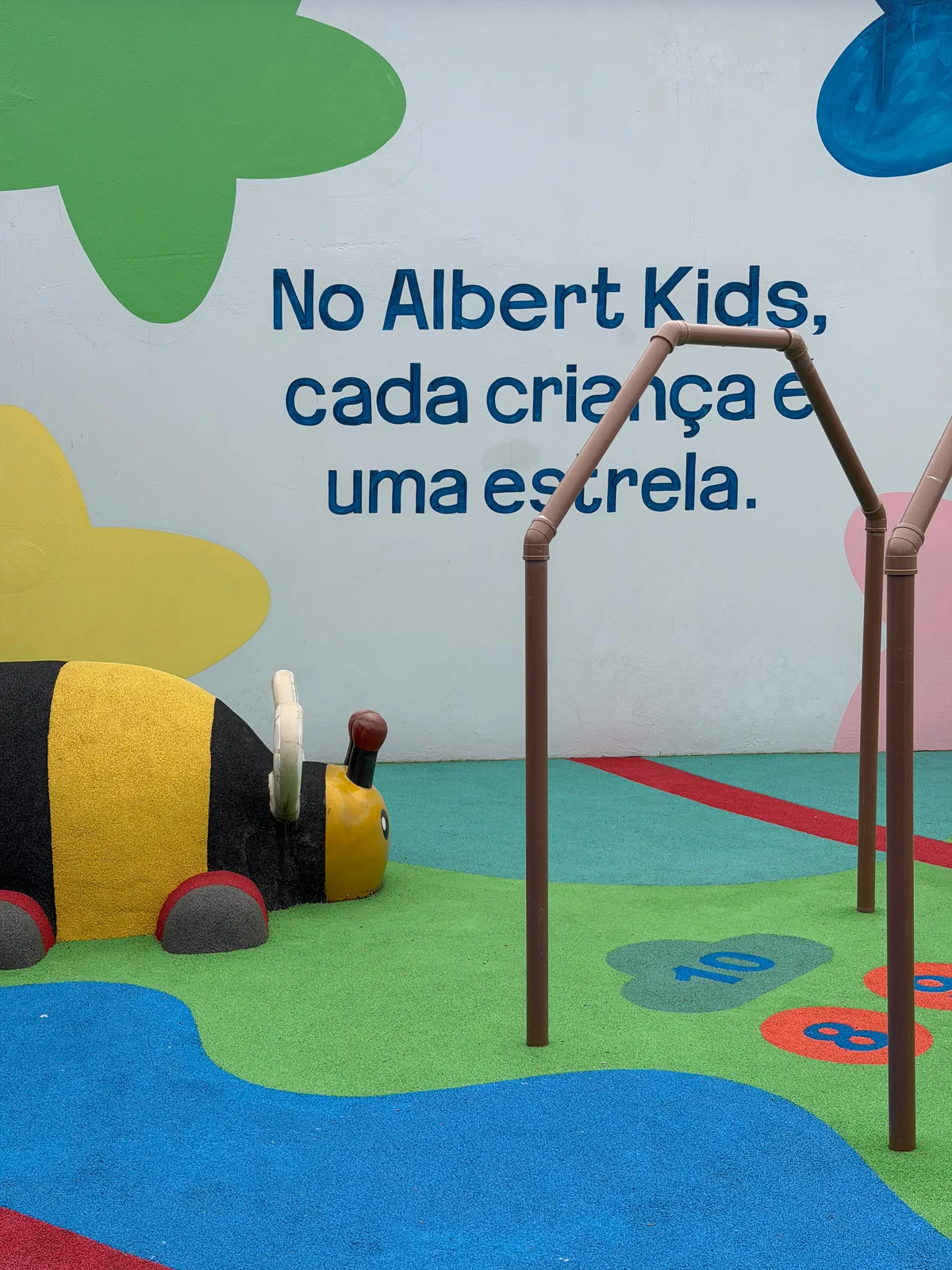 Brinquedos e mural do Albert Kids