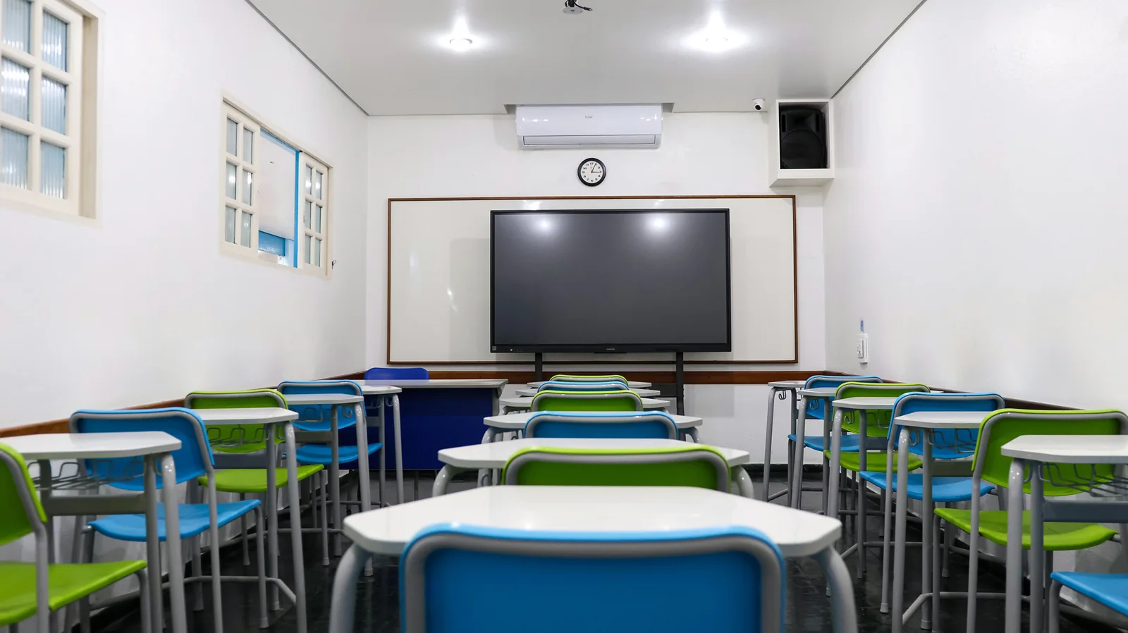 Vista frontal de uma sala de aula