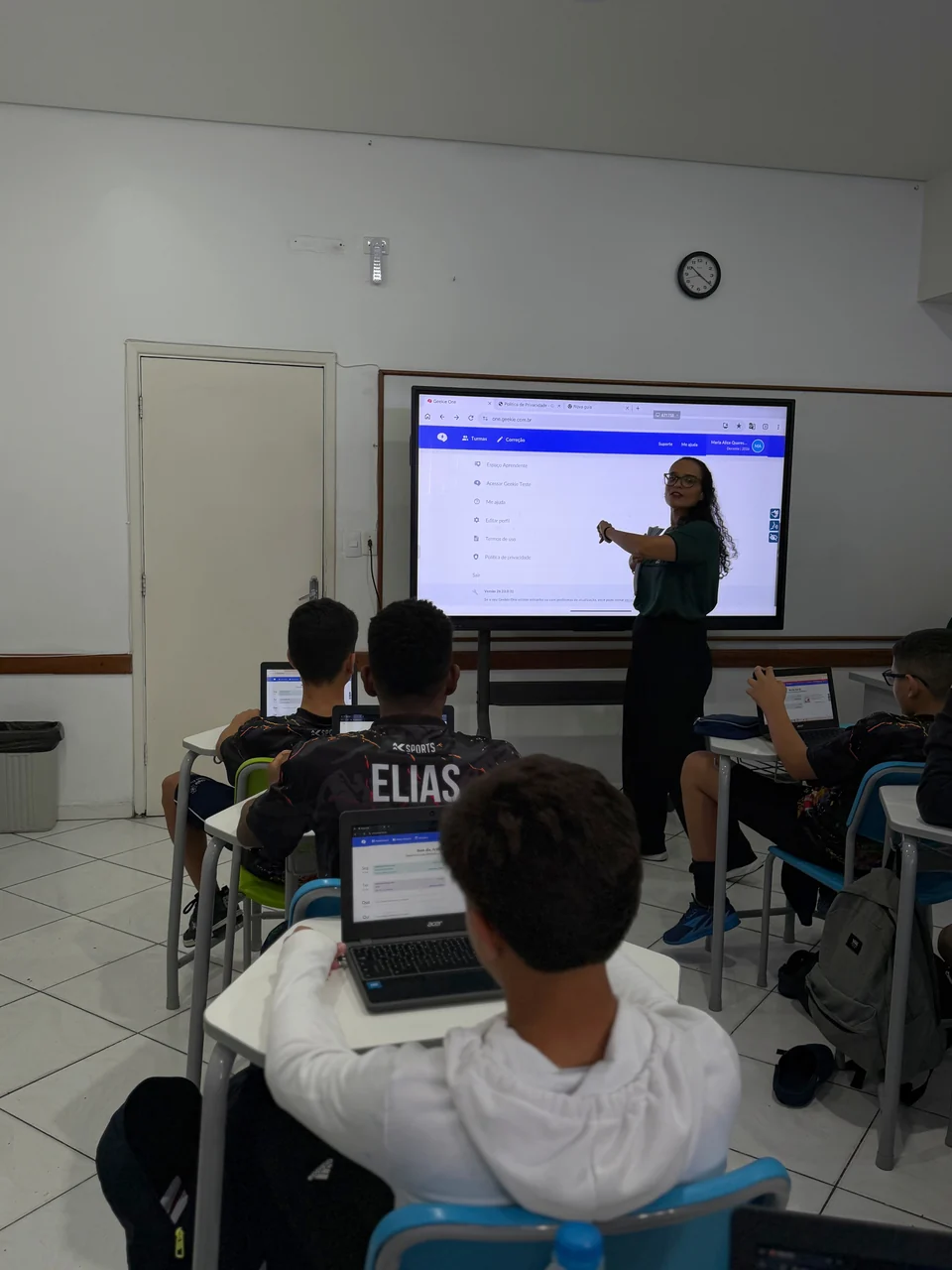 Professora conduzindo uma aula com apoio de tela no Colégio Albert Einstein