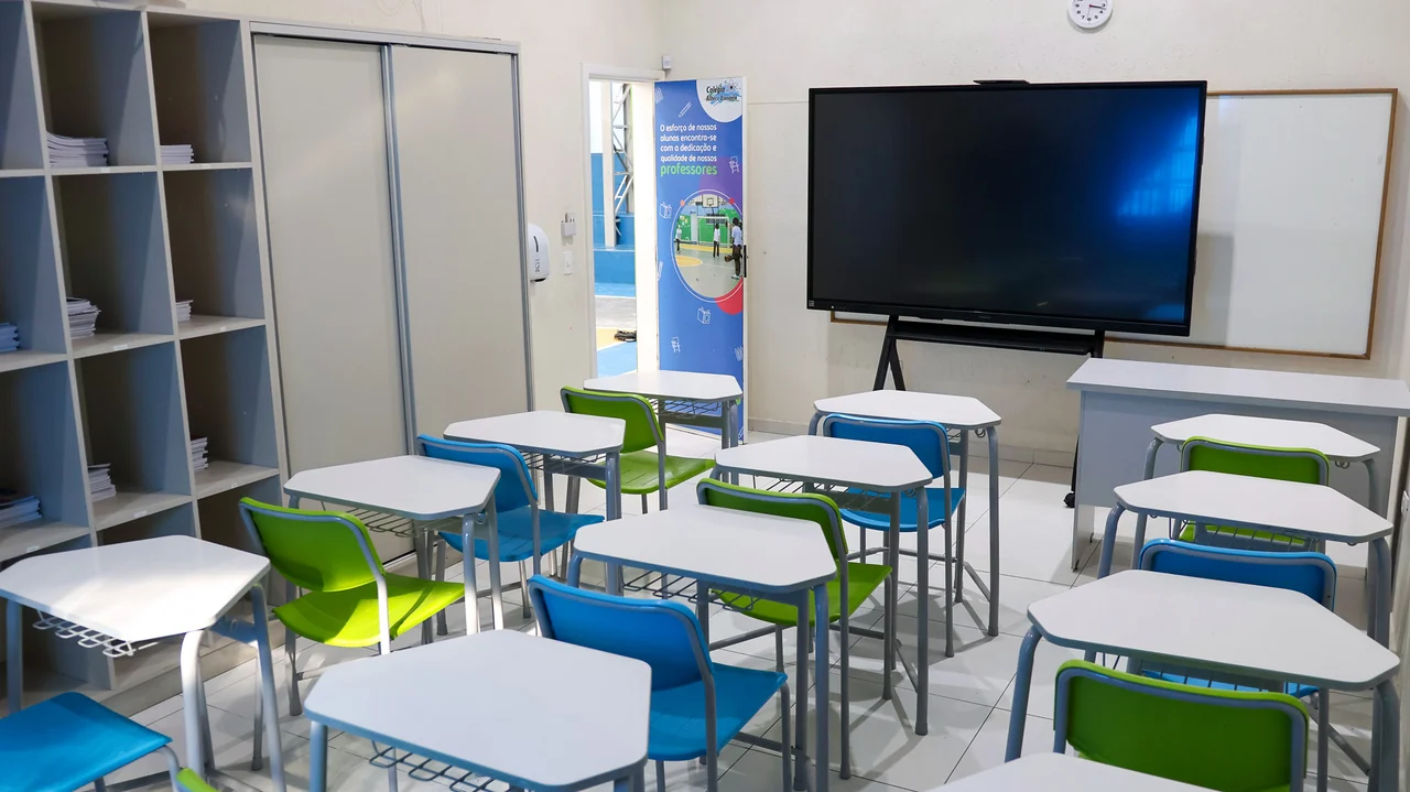 Sala de aula do Colégio Albert Einstein com carteiras e tela